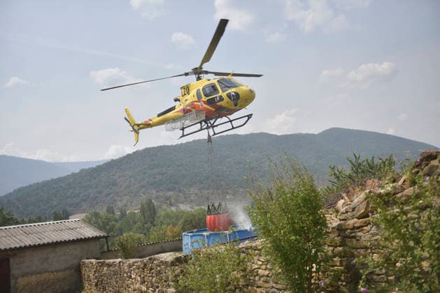 The Riglos, Huesca, wildfire response team reaches 1,000 personnel after a calmer night A helicopter scoops water from a plastic pool in Atarés during efforts to extinguish a wildfire on August 16, 2026, in Las Penas de Riglos, Huesca, Aragon, Spain. The response team deployed to the forest fire in Las Penas de Riglos, Huesca, reached the historic milestone of 1,000 personnel this Sunday, with the addition of 100 French firefighters and between 35 and 40 aerial resources, after a calmer night, with high humidity and little wind, and the fire’s perimeter has not expanded significantly. The fire has burned more than 16,600 hectares, forced the evacuation of 19 villages, and led to the evacuation of more than 1,000 people. AUGUST 16, 2026 FOR  Copyright: xVeronicaxLacasax 7716697