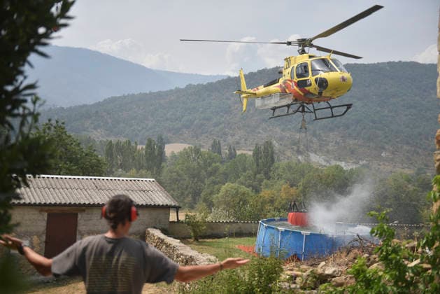 The Riglos, Huesca, wildfire response team reaches 1,000 personnel after a calmer night A helicopter scoops water from a plastic pool in Atarés during efforts to extinguish a wildfire on August 16, 2026, in Las Penas de Riglos, Huesca, Aragon, Spain. The response team deployed to the forest fire in Las Penas de Riglos, Huesca, reached the historic milestone of 1,000 personnel this Sunday, with the addition of 100 French firefighters and between 35 and 40 aerial resources, after a calmer night, with high humidity and little wind, and the fire’s perimeter has not expanded significantly. The fire has burned more than 16,600 hectares, forced the evacuation of 19 villages, and led to the evacuation of more than 1,000 people. AUGUST 16, 2026 FOR  Copyright: xVeronicaxLacasax 7716701