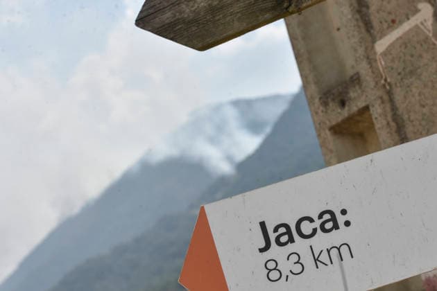 The response team for the Riglos, Huesca, wildfire reaches 1,000 personnel after a calmer night A column of smoke from a wildfire on August 16, 2026, in Las Penas de Riglos, Huesca, Aragon, Spain The response team deployed to the forest fire in Las Penas de Riglos, Huesca, reached a record total of 1,000 personnel this Sunday, with the addition of 100 French firefighters and between 35 and 40 aircraft, after last night proved to be calmer, with high humidity and little wind, and the fire’s perimeter has not expanded significantly. The fire has burned more than 16,600 hectares, forced the evacuation of 19 villages, and led to the evacuation of more than 1,000 people. AUGUST 16, 2026 FOREST FIRE Veró Las Penas de Riglos, Huesca, Ara Las Pena  Copyright: xVeronicaxLacasax 7716711