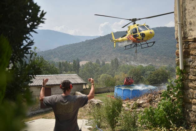 The Riglos, Huesca, wildfire response team reaches 1,000 personnel after a calmer night A helicopter scoops water from a plastic pool in Atarés while fighting a wildfire on August 16, 2026, in Las Penas de Riglos, Huesca, Aragon, Spain. The response team deployed to the forest fire in Las Penas de Riglos, Huesca, reached the historic milestone of 1,000 personnel this Sunday, with the addition of 100 French firefighters and between 35 and 40 aerial resources, after a calmer night, with high humidity and little wind, and the fire’s perimeter has not expanded significantly. The fire has burned more than 16,600 hectares, forced the evacuation of 19 villages, and led to the evacuation of more than 1,000 people. AUGUST 16, 2026 FOREST FIRE Veró  Copyright: xVeronicaxLacasax 7716700