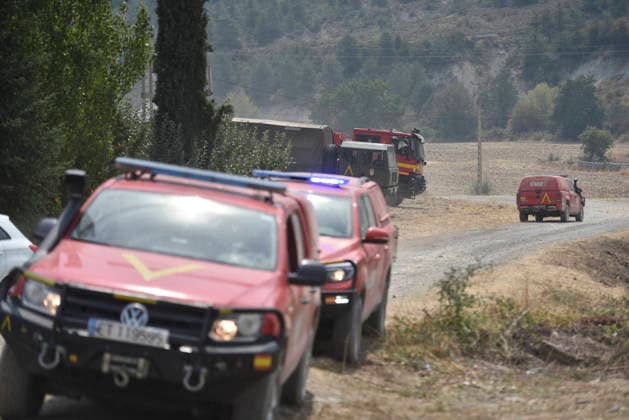The response team for the Riglos, Huesca, wildfire reaches 1,000 personnel after a calmer night UME vehicles during wildfire suppression efforts on August 16, 2026, in Las Penas de Riglos, Huesca, Aragon, Spain The response team deployed to the forest fire in Las Penas de Riglos, Huesca, reached a historic total of 1,000 personnel this Sunday, with the addition of 100 French firefighters and between 35 and 40 aircraft, after last night proved to be calmer, with high humidity and little wind, and the fire’s perimeter has not expanded significantly. The fire has burned more than 16,600 hectares, forced the evacuation of 19 villages, and led to the evacuation of more than 1,000 people. AUGUST 16, 2026 FOREST FIRE Veró Las Penas de Riglos, Hue  Copyright: xVeronicaxLacasax 7716720