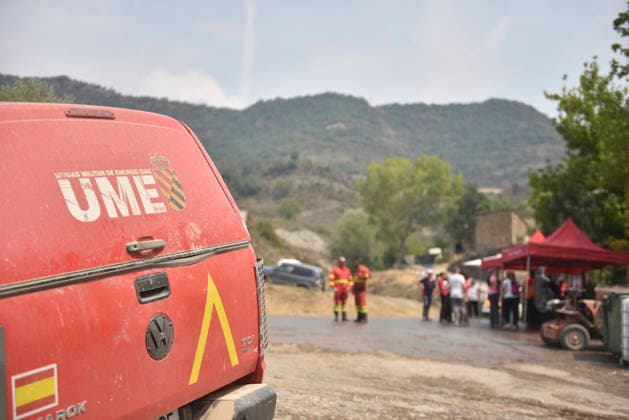 The response team for the Riglos, Huesca, wildfire reaches 1,000 personnel after a calmer night. Members of the UME (Military Emergency Unit) during wildfire suppression efforts on August 16, 2026, in Las Penas de Riglos, Huesca, Aragon, Spain. The response team deployed to the forest fire in Las Penas de Riglos, Huesca, reached a record total of 1,000 personnel this Sunday, with the addition of 100 French firefighters and between 35 and 40 aircraft, after last night proved to be calmer, with high humidity and little wind, and the fire’s perimeter has not expanded significantly. The fire has burned more than 16,600 hectares, forced the evacuation of 19 villages, and led to the evacuation of more than 1,000 people. AUGUST 16, 2026 FOREST FI  Copyright: xVeronicaxLacasax 7716713