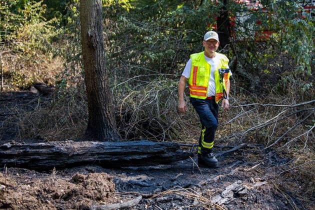 Brandgeruch in mehreren Landkreisen hunderte Notrufe KATWARN ausgelöst erneuter Waldbrand Am 16.08.2026 nahmen zahlreiche Menschen im Landkreis Darmstadt-Dieburg, im Landkreis Offenbach und im Landkreis Aschaffenburg Brandgeruch wahr, der von zahlreichen Waldbränden in der Region und weiterer Umgebung stammte. Die Wetterlage drückte den Rauch nach unten, sodass er stärker wahrnehmbar war. Am Nachmittag informierten Warnapps die Bevölkerung, nachdem in den Leitstellen zahlreiche Notrufe wegen Brandrauchs eingegangen waren. In Messel wurde am Sonntagnachmittag eine Rauchsäule aus einem Waldstück gemeldet, die Feuerwehr löschte den etwa 1500 Quadratmeter großen Brand schnell. Messel Hessen Deutschland *** Smell of smoke i