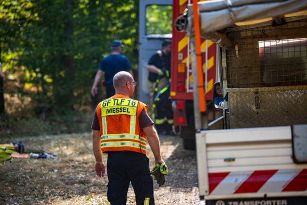 Brandgeruch in mehreren Landkreisen hunderte Notrufe KATWARN ausgelöst erneuter Waldbrand Am 16.08.2026 nahmen zahlreiche Menschen im Landkreis Darmstadt-Dieburg, im Landkreis Offenbach und im Landkreis Aschaffenburg Brandgeruch wahr, der von zahlreichen Waldbränden in der Region und weiterer Umgebung stammte. Die Wetterlage drückte den Rauch nach unten, sodass er stärker wahrnehmbar war. Am Nachmittag informierten Warnapps die Bevölkerung, nachdem in den Leitstellen zahlreiche Notrufe wegen Brandrauchs eingegangen waren. In Messel wurde am Sonntagnachmittag eine Rauchsäule aus einem Waldstück gemeldet, die Feuerwehr löschte den etwa 1500 Quadratmeter großen Brand schnell. Messel Hessen Deutschland *** Smell of smoke i