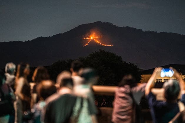 News Bilder des Tages General view, August 16, 2026 - The Kyoto Gozan Okuribi or Five Mountain Bonfires, illuminate the night sky over Kyoto, Japan. The traditional summer observance marks the end of the Obon season, as five mountains surrounding the city are lit with bonfires to send ancestral spirits back to the afterlife.  aflo_341148127