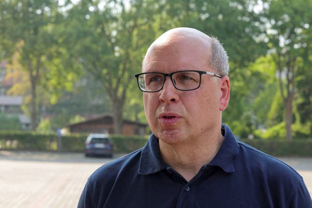 RECORD DATE NOT STATED Brandgeruch in mehreren Landkreisen hunderte Notrufe KATWARN ausgelöst erneuter Waldbrand Am 16.08.2026 nahmen zahlreiche Menschen im Landkreis Darmstadt-Dieburg, im Landkreis Offenbach und im Landkreis Aschaffenburg Brandgeruch wahr, der von zahlreichen Waldbränden in der Region und weiterer Umgebung stammte. Die Wetterlage drückte den Rauch nach unten, sodass er stärker wahrnehmbar war. Am Nachmittag informierten Warnapps die Bevölkerung, nachdem in den Leitstellen zahlreiche Notrufe wegen Brandrauchs eingegangen waren. In Messel wurde am Sonntagnachmittag eine Rauchsäule aus einem Waldstück gemeldet, die Feuerwehr löschte den etwa 1500 Quadratmeter großen Brand schnell. Messel Hessen Deutschland *** Smell of smoke i