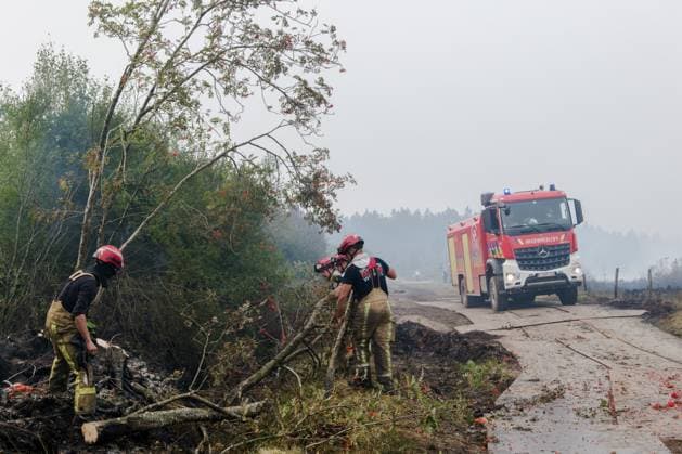 Emergency services pictured on the site, as a fire rages in the Hautes Fagnes (High Fens) nature reserve, on Sunday 16 August 2026 in Waimes. The fire started on August 14th and 2700 hectares (on a total of 4500) are impacted.  NICOLASxLAMBERT 183533030