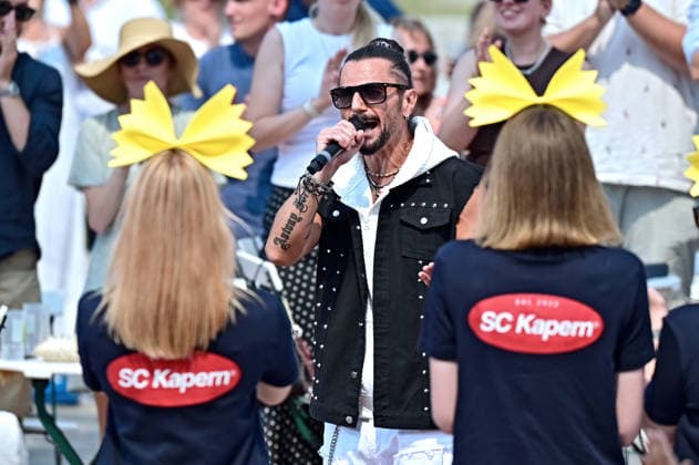 ZDF - Fernsehgarten. Sänger Joyello Sabatelli während der ZDF - Unterhaltungsshow Fernsehgarten am 16.08.2026 in Mainz. 20260816MWI140593 *** ZDF Fernsehgarten singer Joyello Sabatelli during the ZDF entertainment show Fernsehgarten on August 16, 2026, in Mainz 20260816MWI140593