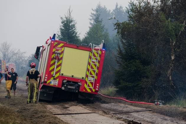 Firefighters in action on the scene of a fire rages in the Hautes Fagnes (High Fens) nature reserve, on Sunday 16 August 2026 in Waimes. The fire started on August 14th and 2700 hectares (on a total of 4500) are impacted.  NICOLASxLAMBERT 183533953