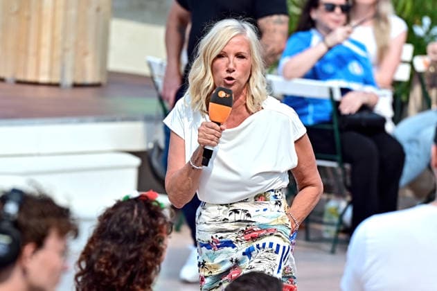 ZDF - Fernsehgarten. Moderatorin Andrea Kiwi Kiewel während der ZDF - Unterhaltungsshow Fernsehgarten am 16.08.2026 in Mainz. 20260816MWI140098 *** ZDF Fernsehgarten host Andrea Kiwi Kiewel during the ZDF entertainment show Fernsehgarten on August 16, 2026, in Mainz 20260816MWI140098