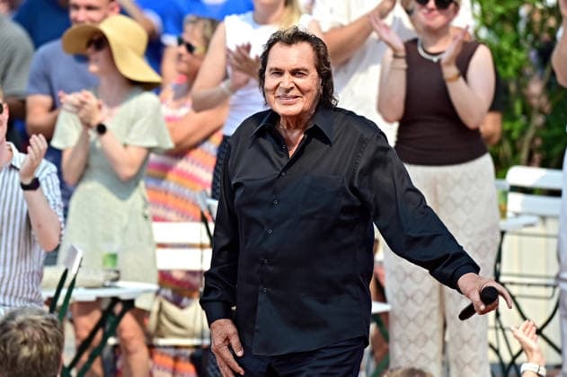 ZDF - Fernsehgarten. Sänger Engelbert Humperdinck während der ZDF - Unterhaltungsshow Fernsehgarten am 16.08.2026 in Mainz. 20260816MWI140477 *** ZDF Fernsehgarten singer Engelbert Humperdinck during the ZDF entertainment show Fernsehgarten on August 16, 2026, in Mainz 20260816MWI140477