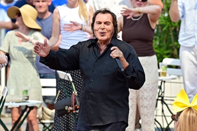 ZDF - Fernsehgarten. Sänger Engelbert Humperdinck während der ZDF - Unterhaltungsshow Fernsehgarten am 16.08.2026 in Mainz. 20260816MWI140507 *** ZDF Fernsehgarten singer Engelbert Humperdinck during the ZDF entertainment show Fernsehgarten on August 16, 2026, in Mainz 20260816MWI140507