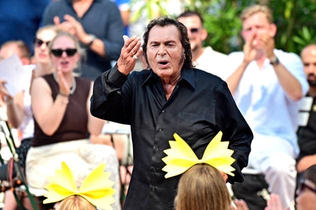 ZDF - Fernsehgarten. Sänger Engelbert Humperdinck während der ZDF - Unterhaltungsshow Fernsehgarten am 16.08.2026 in Mainz. 20260816MWI140553 *** ZDF Fernsehgarten singer Engelbert Humperdinck during the ZDF entertainment show Fernsehgarten on August 16, 2026, in Mainz 20260816MWI140553