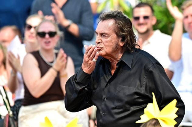 ZDF - Fernsehgarten. Sänger Engelbert Humperdinck während der ZDF - Unterhaltungsshow Fernsehgarten am 16.08.2026 in Mainz. 20260816MWI140555 *** ZDF Fernsehgarten singer Engelbert Humperdinck during the ZDF entertainment show Fernsehgarten on August 16, 2026, in Mainz 20260816MWI140555