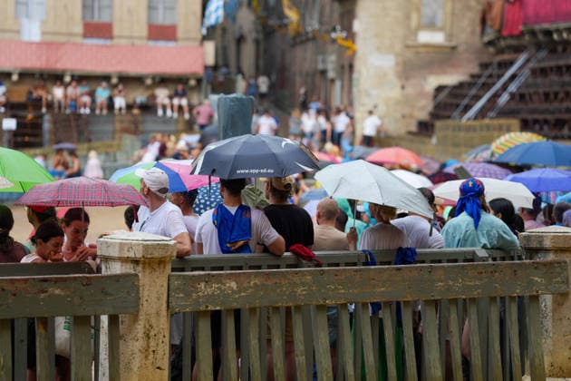 Siena s Palio of August 16, 2026, postponed to tomorrow due to rain. Siena, Piazza del Campo August 16, 2026. Heavy rain has interrupted the race; the municipality has displayed the green flag. The race will be held tomorrow, August 17, weather permitting. Siena Piazza Del Campo Toscana ITALIA Copyright: xSALVATORExDExROSAxSalvatorexDexRosax DSC01119