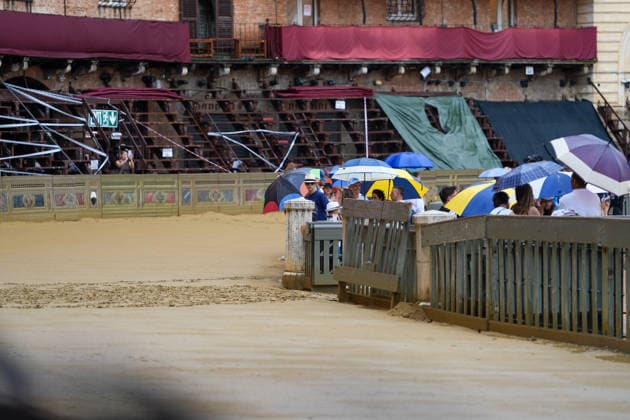 Siena s Palio of August 16, 2026, postponed to tomorrow due to rain. Siena, Piazza del Campo August 16, 2026. Heavy rain has interrupted the race; the municipality has displayed the green flag. The race will be held tomorrow, August 17, weather permitting. Siena Piazza Del Campo Toscana ITALIA Copyright: xSALVATORExDExROSAxSalvatorexDexRosax DSC01125