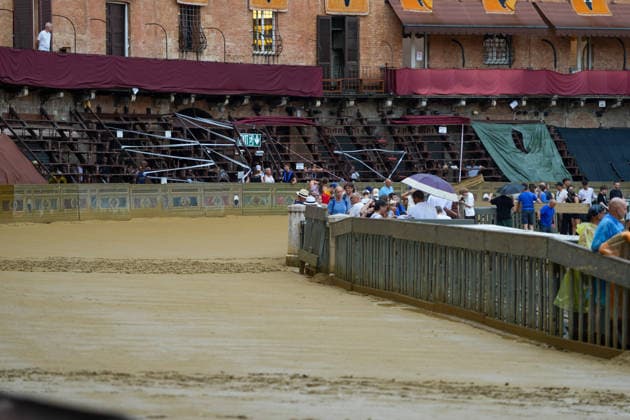Siena s Palio of August 16, 2026, postponed to tomorrow due to rain. Siena, Piazza del Campo August 16, 2026. Heavy rain has interrupted the race; the municipality has displayed the green flag. The race will be held tomorrow, August 17, weather permitting. Siena Piazza Del Campo Toscana ITALIA Copyright: xSALVATORExDExROSAxSalvatorexDexRosax DSC01147