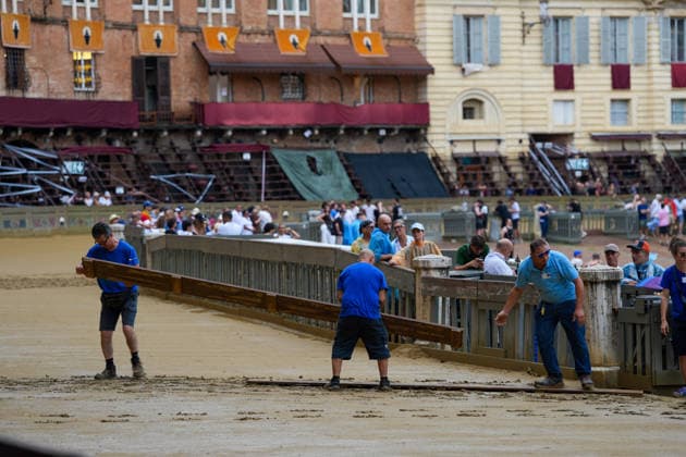 Siena s Palio of August 16, 2026, postponed to tomorrow due to rain. Siena, Piazza del Campo August 16, 2026. Heavy rain has interrupted the race; the municipality has displayed the green flag. The race will be held tomorrow, August 17, weather permitting. Siena Piazza Del Campo Toscana ITALIA Copyright: xSALVATORExDExROSAxSalvatorexDexRosax DSC01169