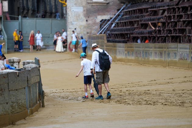 Siena s Palio of August 16, 2026, postponed to tomorrow due to rain. Siena, Piazza del Campo August 16, 2026. Heavy rain has interrupted the race; the municipality has displayed the green flag. The race will be held tomorrow, August 17, weather permitting. Siena Piazza Del Campo Toscana ITALIA Copyright: xSALVATORExDExROSAxSalvatorexDexRosax DSC01149