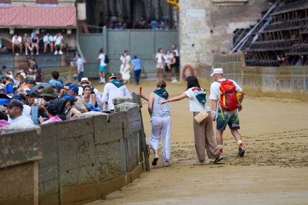Siena s Palio of August 16, 2026, postponed to tomorrow due to rain. Siena, Piazza del Campo August 16, 2026. Heavy rain has interrupted the race; the municipality has displayed the green flag. The race will be held tomorrow, August 17, weather permitting. Siena Piazza Del Campo Toscana ITALIA Copyright: xSALVATORExDExROSAxSalvatorexDexRosax DSC01159