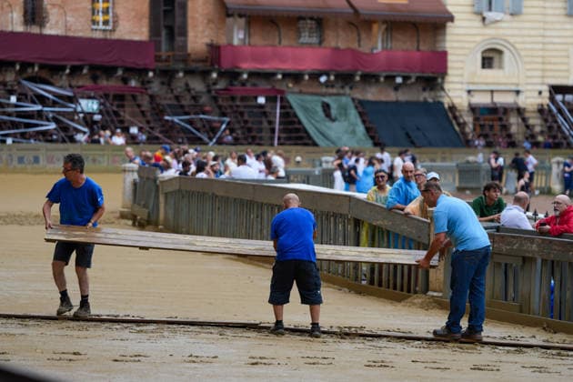 Siena s Palio of August 16, 2026, postponed to tomorrow due to rain. Siena, Piazza del Campo August 16, 2026. Heavy rain has interrupted the race; the municipality has displayed the green flag. The race will be held tomorrow, August 17, weather permitting. Siena Piazza Del Campo Toscana ITALIA Copyright: xSALVATORExDExROSAxSalvatorexDexRosax DSC01170