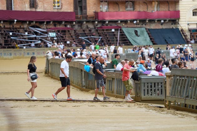 Siena s Palio of August 16, 2026, postponed to tomorrow due to rain. Siena, Piazza del Campo August 16, 2026. Heavy rain has interrupted the race; the municipality has displayed the green flag. The race will be held tomorrow, August 17, weather permitting. Siena Piazza Del Campo Toscana ITALIA Copyright: xSALVATORExDExROSAxSalvatorexDexRosax DSC01172