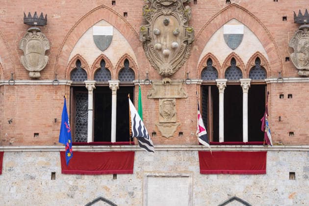 Siena s Palio of August 16, 2026, postponed to tomorrow due to rain. Siena, Piazza del Campo August 16, 2026. Heavy rain has interrupted the race; the municipality has displayed the green flag. The race will be held tomorrow, August 17, weather permitting. Siena Piazza Del Campo Toscana ITALIA Copyright: xSALVATORExDExROSAxSalvatorexDexRosax DSC01177