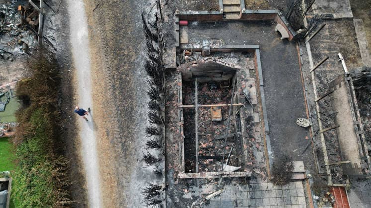 Wildfire destroys homes in Stoke-on-Trent STOKE ON TRENT, UNITED KINGDOM - AUGUST 16: An aerial view shows homes destroyed by wildfires in Stoke-on-Trent, United Kingdom, on August 16, 2026, after a fire broke out and swept through residential areas. Ioannis Alexopoulos Anadolu Stoke-on-Trent United Kingdom. Editorial use only. Please get in touch for any other usage.  Copyright: x2026xAnadoluxIoannisxAlexopoulosx