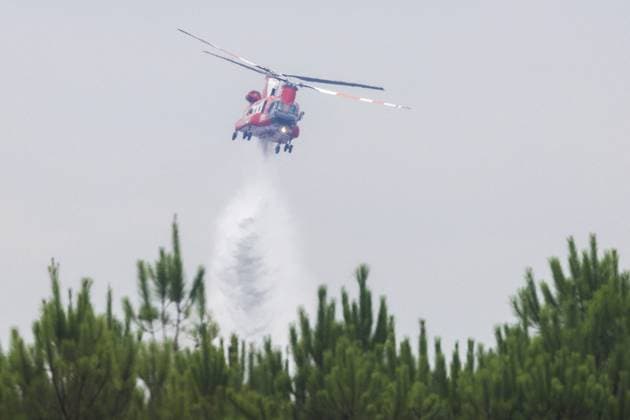 CH47D Chinook Assists Forest Firefighting - Luglon A CH47D Chinook helicopter from the Australian Rural Fire Service in New South Wales assists with firefighting operations during a forest fire in Luglon, France on August 16, 2026. Photo by Robert Meerding NLBeeld Bruno Press ABACAPRESS.COM  Copyright: xBrunoxPress ABACAx