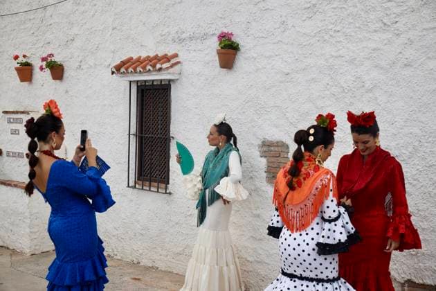 Scenes from the Málaga Fair: Several women dressed in flamenco gowns stroll through the Cortijo de Torres at the Málaga Fair. August 16, 2026, in Málaga, Andalusia, Spain. Locals and visitors enjoy the Málaga Fair at the fairgrounds. August 16, 2026, in Málaga, Andalusia, Málaga, Andalusia, Spain  Copyright: xÃlexxZeax 7716800