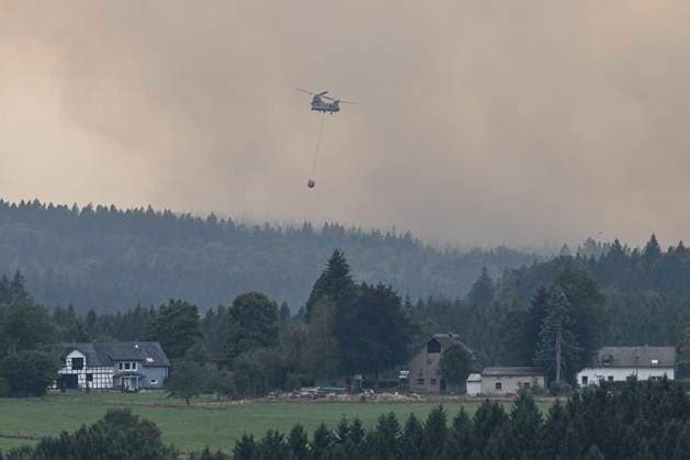 Fire in the Belgian High Fens JALHAY, BELGIUM - AUGUST 16 : A Boeng CH-47 Chinook Heloicopter in the air in Küchelscheid during an important fire that has broken out in the Belgian High Fens on August 16, 2026 in Jalhay, Belgium, 16 08 2026 Jalhay Belgium  Copyright: xDhax