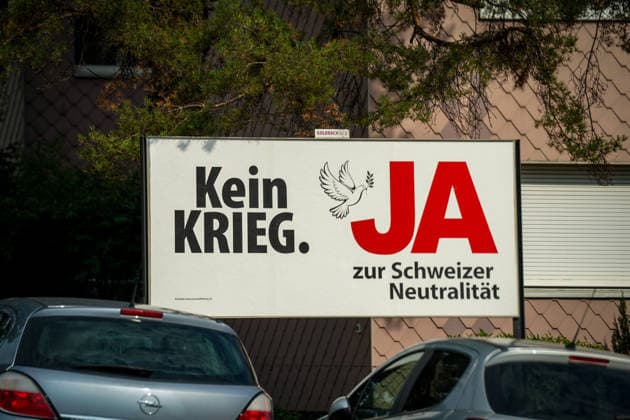 Schweiz: Politik, Abstimmungskampf zur Neutralitätsinitiative; Plakat mit der Aufschrift Kein Krieg. JA zur Schweizer Neutralität und Friedenstaube. Die Volksinitiative Wahrung der schweizerischen Neutralität (Neutralitätsinitiative) thematisiert die künftige Ausgestaltung der Schweizer Neutralität. Symbolbild für Neutralität, Sicherheitspolitik, Krieg, Frieden und Volksabstimmung. *** Swiss Politics, Campaign for the Neutrality Initiative: Poster bearing the slogan No War—YES to Swiss Neutrality and a dove of peace. The popular initiative Preserving Swiss Neutrality (Neutrality Initiative) addresses the future shape of Swiss neutrality. Symbolic image representing neutrality, security policy, war, peace, and a r Copyright: xJOERANxSTEINSIEKx