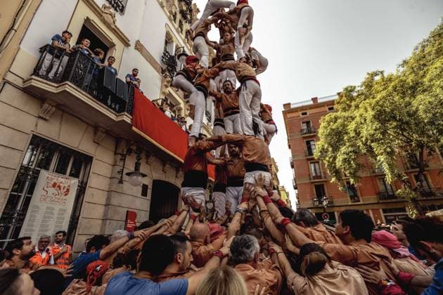 August 16, 2026, Barcelona, Catalonia, Spain: Members of the Castellers de la Vila de Gracia build a human pillars during the Festa Major de Gro cia. Barcelona Spain - ZUMAo105 20260816_fap_o105_032 Copyright: xMatthiasxOesterlex