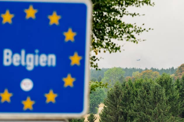 Waldbrand im Hohen Venn Blick von der deutsch-belgischen Grenze bei Kalterherberg - 15.08.26 Blick von Kalterherberg (Gemeinde Monschau) auf den Großbrand im Hohen Venn nahe der deutsch-belgischen Grenze. Im Vordergrund ein blaues Grenzschild im Hintergrund Rauchsäulen des Feuers und ein Löschhubschrauber mit Wasserbehälter im Anflug. Insgesamt zwei Löschhubschrauber sind im Einsatz und werfen jeweils rund 3.000 Liter Wasser ab. Der Hochmoorbrand hat bereits rund 2.000 Hektar Wald- und Moorgebiet erfasst, die tiefen Torfschichten begünstigen einen langanhaltenden Schwelbrand. Auf belgischer Seite laufen bereits Evakuierungen, für Teile Monschaus wird eine mögliche Räumung vorbereitet. Monschau Kalterherberg Nordrhein-Westfalen Copyright: xMarcxJohnx