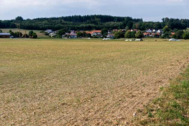 16.08.2026, Beckstetten im Unterallgäu, Landwirtschaftlicher Acker, der Boden ist extrem trocken durch den fehlenden Regen in diesem Sommer. Die kleinen Pflänzchen darben vor sich hin und brauchen dringend Regen. 16.08.2026, Acker 16.08.2026, Acker *** August 16, 2026, Beckstetten in the Unterallgäu region, farmland; the soil is extremely dry due to the lack of rain this summer. The little plants are withering away and desperately need rain. August 16, 2026, farmland August 16, 2026, farmland