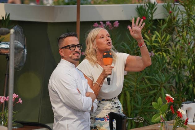 ZDF-Fernsehgarten 2026. Andrea (Kiwi) Kiewel und Maximilian Zedelmeier im ZDF Fernsehgarten mit dem Motto Italo-Schlager am 16.08.2026 in Mainz. Mainz ZDF Fernsehgarten Rheinland-Pfalz *** ZDF Fernsehgarten 2026: Andrea Kiwi Kiewel and Maximilian Zedelmeier on ZDF Fernsehgarten, themed Italo Schlager, on August 16, 2026, in Mainz, Rhineland-Palatinate