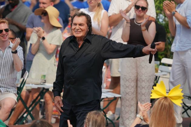 ZDF-Fernsehgarten 2026. Engelbert im ZDF Fernsehgarten mit dem Motto Italo-Schlager am 16.08.2026 in Mainz. Mainz ZDF Fernsehgarten Rheinland-Pfalz *** ZDF Fernsehgarten 2026: Engelbert at the ZDF Fernsehgarten with the theme Italo Schlager on August 16, 2026, in Mainz, Rhineland-Palatinate, ZDF Fernsehgarten