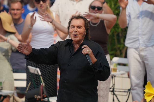 ZDF-Fernsehgarten 2026. Engelbert im ZDF Fernsehgarten mit dem Motto Italo-Schlager am 16.08.2026 in Mainz. Mainz ZDF Fernsehgarten Rheinland-Pfalz *** ZDF Fernsehgarten 2026: Engelbert at the ZDF Fernsehgarten with the theme Italo Schlager on August 16, 2026, in Mainz, Rhineland-Palatinate, ZDF Fernsehgarten