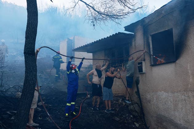 News Bilder des Tages Wildfire kills 2 on Greek island of Salamina near Athens ATHENS, GREECE - AUGUST 16: Firefighters try to extinguish a wildfire which broke out on the island of Salamina, west of Athens, Greece, on August 16, 2026. Two people were found dead in a forested area of Peristeria on the Greek island of Salamina, where a wildfire broke out around noon Sunday, local media reported. Costas Baltas Anadolu Athens Greece. Editorial use only. Please get in touch for any other usage.  Copyright: x2026xAnadoluxCostasxBaltasx
