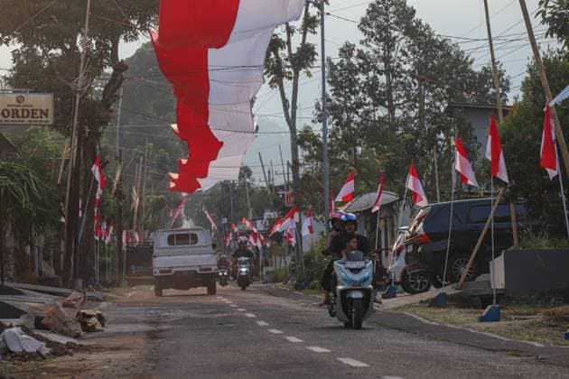 600-meter Indonesian flag displayed at foot of Mount Arjuno MALANG, EAST JAVA, INDONESIA, AUGUST 16, 2026: An aerial view shows a 600-meter-long Indonesian red-and-white flag displayed along a village road in Wonorejo Village, Malang Regency, East Java, at the foot of Mount Arjuno. Residents unfurled the giant flag as part of celebrations marking Indonesia s 81st Independence Day. Malang, Jawa Timur East Java Indonesia Copyright: x xPatrikxCahyoxLumintux xJNAxPressx