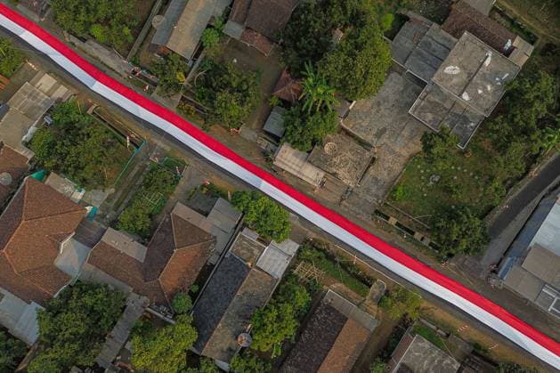 600-meter Indonesian flag displayed at foot of Mount Arjuno MALANG, EAST JAVA, INDONESIA, AUGUST 16, 2026: An aerial view shows a 600-meter-long Indonesian red-and-white flag displayed along a village road in Wonorejo Village, Malang Regency, East Java, at the foot of Mount Arjuno. Residents unfurled the giant flag as part of celebrations marking Indonesia s 81st Independence Day. Malang, Jawa Timur East Java Indonesia Copyright: x xPatrikxCahyoxLumintux xJNAxPressx