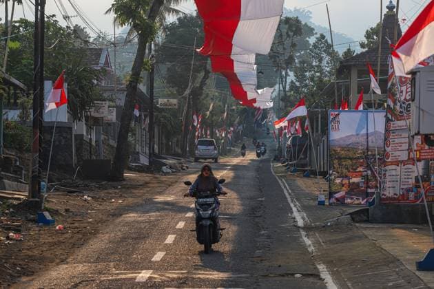 600-meter Indonesian flag displayed at foot of Mount Arjuno MALANG, EAST JAVA, INDONESIA, AUGUST 16, 2026: An aerial view shows a 600-meter-long Indonesian red-and-white flag displayed along a village road in Wonorejo Village, Malang Regency, East Java, at the foot of Mount Arjuno. Residents unfurled the giant flag as part of celebrations marking Indonesia s 81st Independence Day. Malang, Jawa Timur East Java Indonesia Copyright: x xPatrikxCahyoxLumintux xJNAxPressx