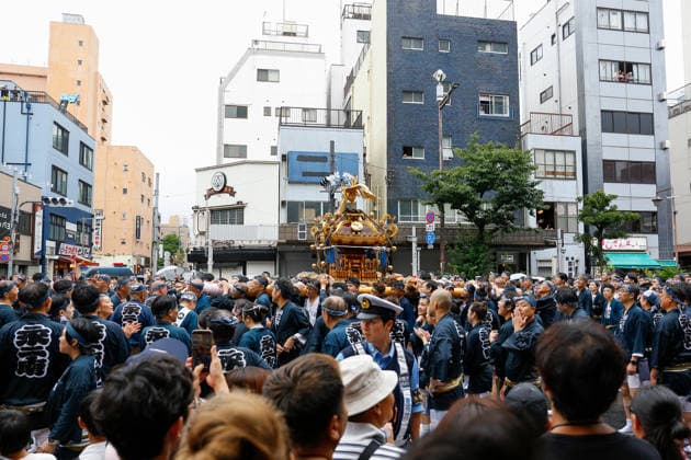 Fukagawa Hachiman Festival 2026 in Tokyo Japan - 16 AUG 2026. People gathered during Fukagawa Hachiman Festival to carry a heavily decorated mikoshi (portable shrine) in Koto Ward. The triennial festival is one of Tokyo s top three major Edo-period festivals held at Tomioka Hachimangu Shrine. It is well known as the Water-Splashing Festival (Mizukake Matsuri), where participants toss gallons of purifying water onto shrine bearers to beat the intense midsummer heat and bless the local community. Tokyo Japan Copyright: xRodrigoxReyesxMarinx xSOPAxImagesx 20260816_RodrigoRMarin_FukagawaHachimanFest003