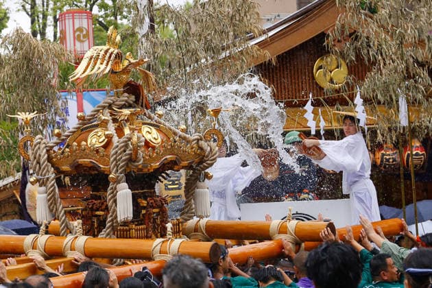 News Bilder des Tages Fukagawa Hachiman Festival 2026 in Tokyo Japan - 16 AUG 2026. Participants seen carrying a heavily decorated mikoshi (portable shrine) through a cascade of splashing water in Koto Ward during the Fukagawa Hachiman Festival. The triennial festival is one of Tokyo s top three major Edo-period festivals held at Tomioka Hachimangu Shrine. It is well known as the Water-Splashing Festival (Mizukake Matsuri), where participants toss gallons of purifying water onto shrine bearers to beat the intense midsummer heat and bless the local community. Tokyo Japan Copyright: xRodrigoxReyesxMarinx xSOPAxImagesx 20260816_RodrigoRMarin_FukagawaHachimanFest012