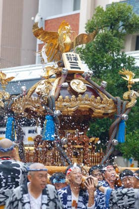 Fukagawa Hachiman Festival 2026 in Tokyo Japan - 16 AUG 2026. Participants seen carrying a heavily decorated mikoshi (portable shrine) through a cascade of splashing water in Koto Ward during the Fukagawa Hachiman Festival. The triennial festival is one of Tokyo s top three major Edo-period festivals held at Tomioka Hachimangu Shrine. It is well known as the Water-Splashing Festival (Mizukake Matsuri), where participants toss gallons of purifying water onto shrine bearers to beat the intense midsummer heat and bless the local community. Tokyo Japan Copyright: xRodrigoxReyesxMarinx xSOPAxImagesx 20260816_RodrigoRMarin_FukagawaHachimanFest030