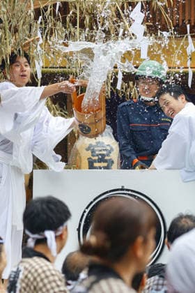August 16, 2026, Tokyo, Japan: Shinto ritual attendant seen pouring purifying water from a traditional wooden bucket over shrine bearers during the Fukagawa Hachiman Festival. The triennial festival is one of Tokyo s top three major Edo-period festivals held at Tomioka Hachimangu Shrine. It is well known as the Water-Splashing Festival (Mizukake Matsuri), where participants toss gallons of purifying water onto shrine bearers to beat the intense midsummer heat and bless the local community. Tokyo Japan - ZUMAs197 20260816_aaa_s197_060 Copyright: xRodrigoxReyesxMarinx