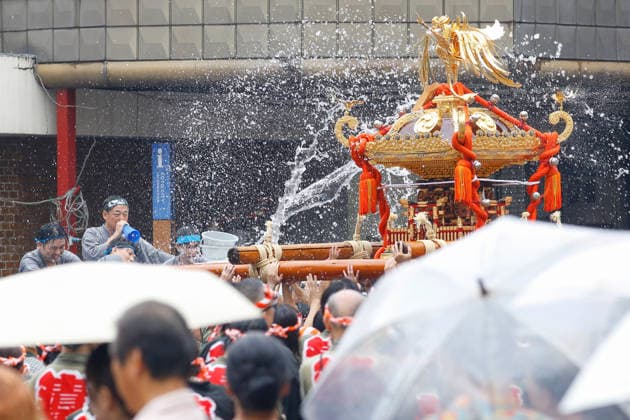 August 16, 2026, Tokyo, Japan: A heavily decorated mikoshi (portable shrine) seen during the Fukagawa Hachiman Festival. The triennial festival is one of Tokyo s top three major Edo-period festivals held at Tomioka Hachimangu Shrine. It is well known as the Water-Splashing Festival (Mizukake Matsuri), where participants toss gallons of purifying water onto shrine bearers to beat the intense midsummer heat and bless the local community. Tokyo Japan - ZUMAs197 20260816_aaa_s197_066 Copyright: xRodrigoxReyesxMarinx