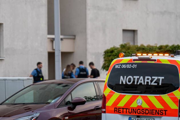 Tote Person in Wohnung aufgefunden, eine Person festgenommen Am 16.08.2026 wurde in einer Wohnung in einem Mehrfamilienhaus in Ginsheim eine tote Person entdeckt. Staatsanwaltschaft Darmstadt und Polizeipräsidium Südhessen nahmen die Ermittlungen auf. Ein Arbeitgeber hatte gegen 18:25 Uhr die Polizei alarmiert, nachdem sich sein Arbeitnehmer wegen Sprachproblemen zunächst an ihn gewandt hatte. In der Wohnung fanden die Beamten den Arbeitnehmer sowie den leblosen 20-jährigen Mann, der nach ersten Feststellungen gewaltsam zu Tode kam. Die Polizei nahm eine Person vor Ort fest, während die Staatsanwaltschaft Darmstadt eine Obduktion zur Klärung der Todesumstände anordnete. Ginsheim-Gustavsburg Hessen Deutschland *** Dead Person Found i