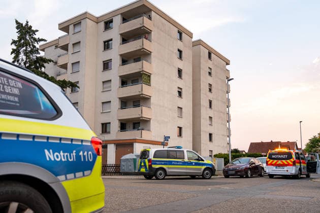 Tote Person in Wohnung aufgefunden, eine Person festgenommen Am 16.08.2026 wurde in einer Wohnung in einem Mehrfamilienhaus in Ginsheim eine tote Person entdeckt. Staatsanwaltschaft Darmstadt und Polizeipräsidium Südhessen nahmen die Ermittlungen auf. Ein Arbeitgeber hatte gegen 18:25 Uhr die Polizei alarmiert, nachdem sich sein Arbeitnehmer wegen Sprachproblemen zunächst an ihn gewandt hatte. In der Wohnung fanden die Beamten den Arbeitnehmer sowie den leblosen 20-jährigen Mann, der nach ersten Feststellungen gewaltsam zu Tode kam. Die Polizei nahm eine Person vor Ort fest, während die Staatsanwaltschaft Darmstadt eine Obduktion zur Klärung der Todesumstände anordnete. Ginsheim-Gustavsburg Hessen Deutschland *** Dead Person Found i