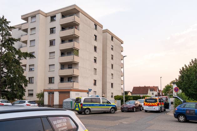 Tote Person in Wohnung aufgefunden, eine Person festgenommen Am 16.08.2026 wurde in einer Wohnung in einem Mehrfamilienhaus in Ginsheim eine tote Person entdeckt. Staatsanwaltschaft Darmstadt und Polizeipräsidium Südhessen nahmen die Ermittlungen auf. Ein Arbeitgeber hatte gegen 18:25 Uhr die Polizei alarmiert, nachdem sich sein Arbeitnehmer wegen Sprachproblemen zunächst an ihn gewandt hatte. In der Wohnung fanden die Beamten den Arbeitnehmer sowie den leblosen 20-jährigen Mann, der nach ersten Feststellungen gewaltsam zu Tode kam. Die Polizei nahm eine Person vor Ort fest, während die Staatsanwaltschaft Darmstadt eine Obduktion zur Klärung der Todesumstände anordnete. Ginsheim-Gustavsburg Hessen Deutschland *** Dead Person Found i